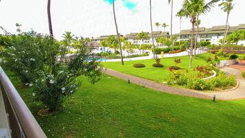 FamiljelÀgenhet - utsikt mot trÀdgÄrden | Balkong