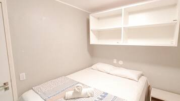 Familieleilighet, bassengutsikt | Individuelt dekorert, individuelt innredet og blendingsgardiner