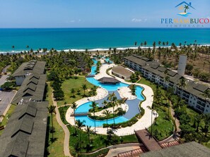 3 utendørsbassenger og et oppvarmet basseng