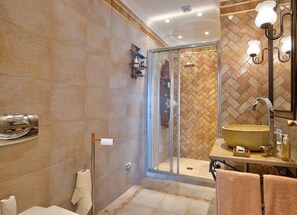 Baignoire, sĂšche-cheveux, serviettes fournies
