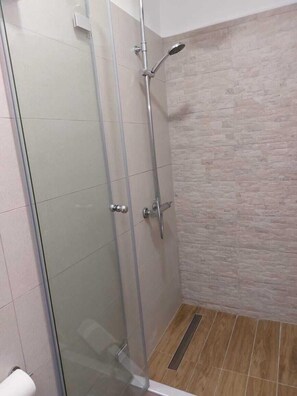 Shower, hair dryer, towels, toilet paper - Room with amazing sea view 20 meters from the beach (Kerkyra)