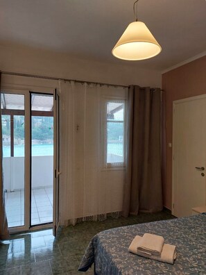 1 bedroom, WiFi, bed sheets - Room with amazing sea view 20 meters from the beach (Kerkyra)