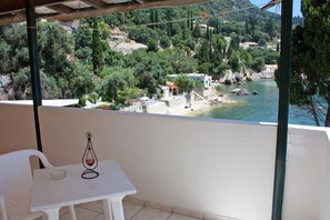 Outdoor dining - Room with amazing sea view 20 meters from the beach (Kerkyra)