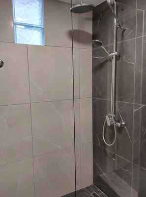 Ducha, secador de pelo, toallas y papel higiénico