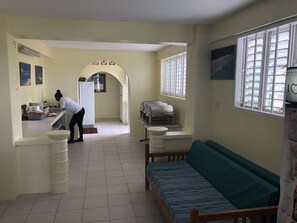 Casa, vista a la playa | Área de sala de estar | Televisión de pantalla plana