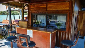 Maggie May House Boat | 거실 공간