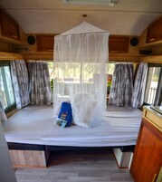 Decoración personalizada, muebles diferentes y ropa de cama