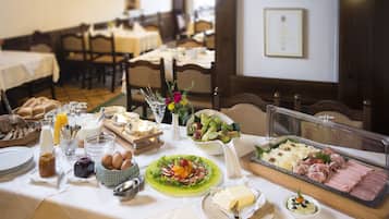 Desayuno buffet (EUR 10 por persona)
