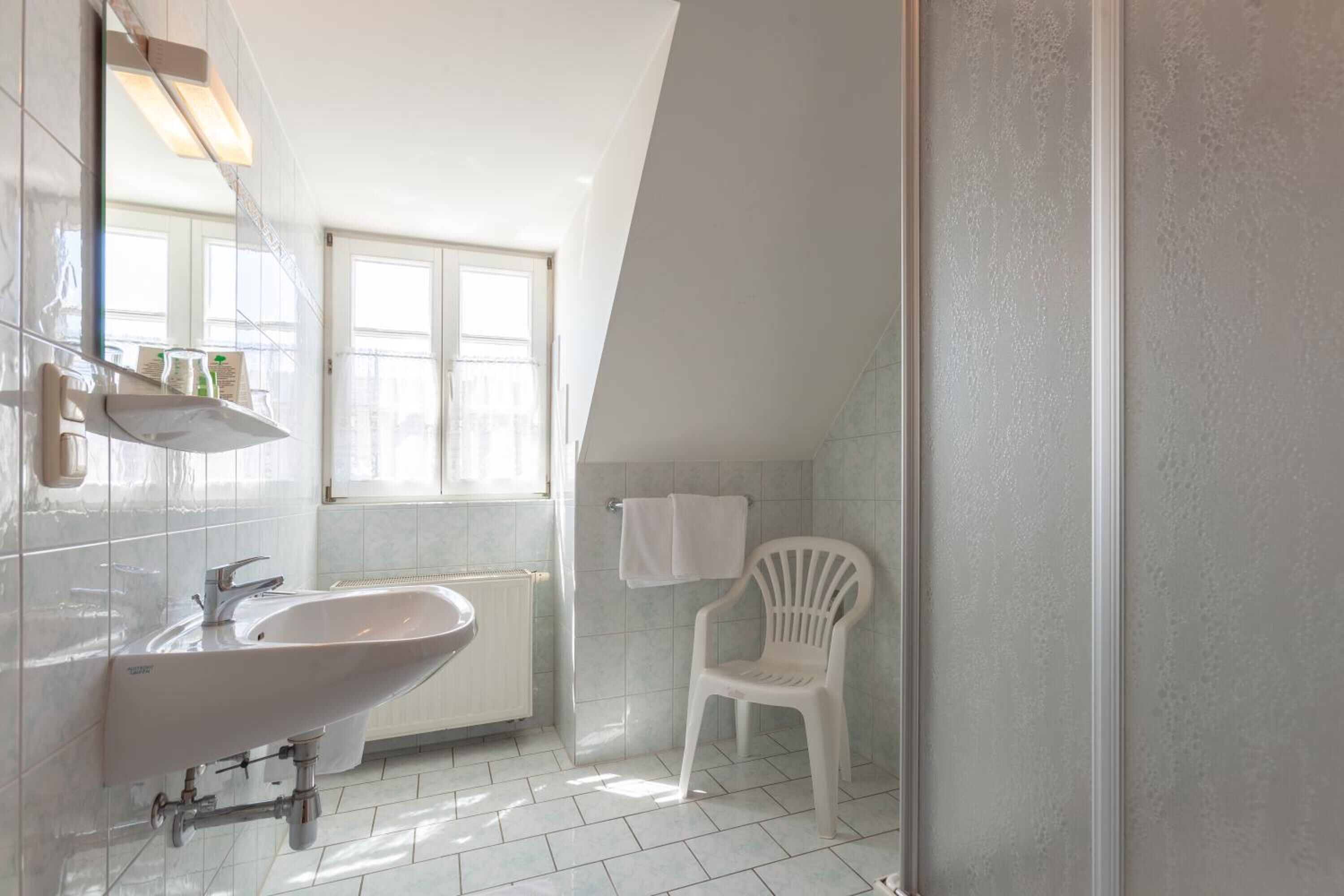 classic room | bathroom | shower, free toiletries, towels