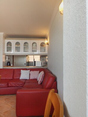 Apartamento família, 2 quartos, para fumantes, vista para o mar | Ferros/tábuas de passar roupa, Wi-Fi de cortesia, roupa de cama