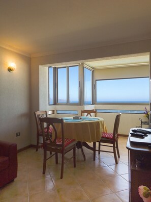 Family Apartment, 2 Bedrooms, Smoking, Sea View | Iron/ironing board, free WiFi, bed sheets - Piedra Roja Vista al Mar (La Serena)