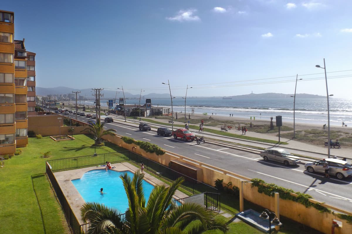 Family Apartment, 2 Bedrooms, Sea View (3 piso) | Iron/ironing board, free WiFi, bed sheets