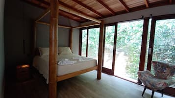 Suíte estúdio panorâmica, 1 cama Queen, vista para a montanha | Ferros/tábuas de passar roupa, Wi-Fi de cortesia, roupa de cama