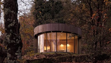 Lumipod 5 | Minibar, in-room safe, individually decorated, individually furnished