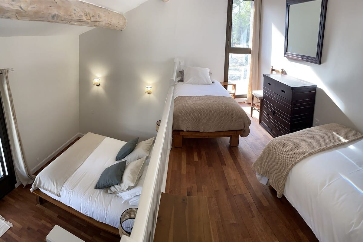 Chambre de Charme | Minibar, in-room safe, individually decorated, individually furnished