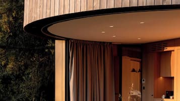 Deluxe-huone, poreamme | Minibaari, tallelokero huoneessa, yksilöllisesti sisustettu