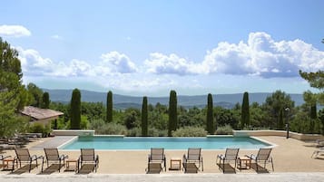 Piscine extérieure, piscine chauffée, chaises longues