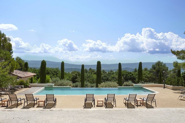 Piscine extérieure, piscine chauffée, chaises longues