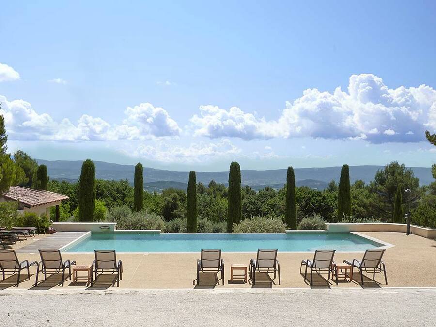 Kolam renang outdoor dan sebuah kolam renang air hangat