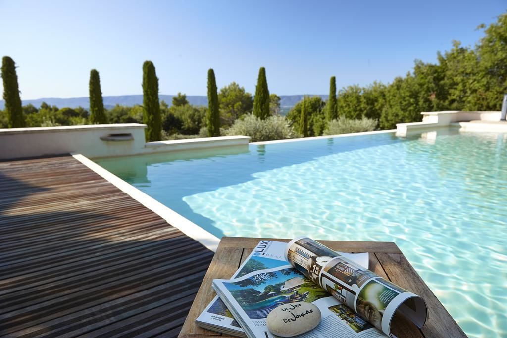 Una piscina al aire libre, una piscina climatizada