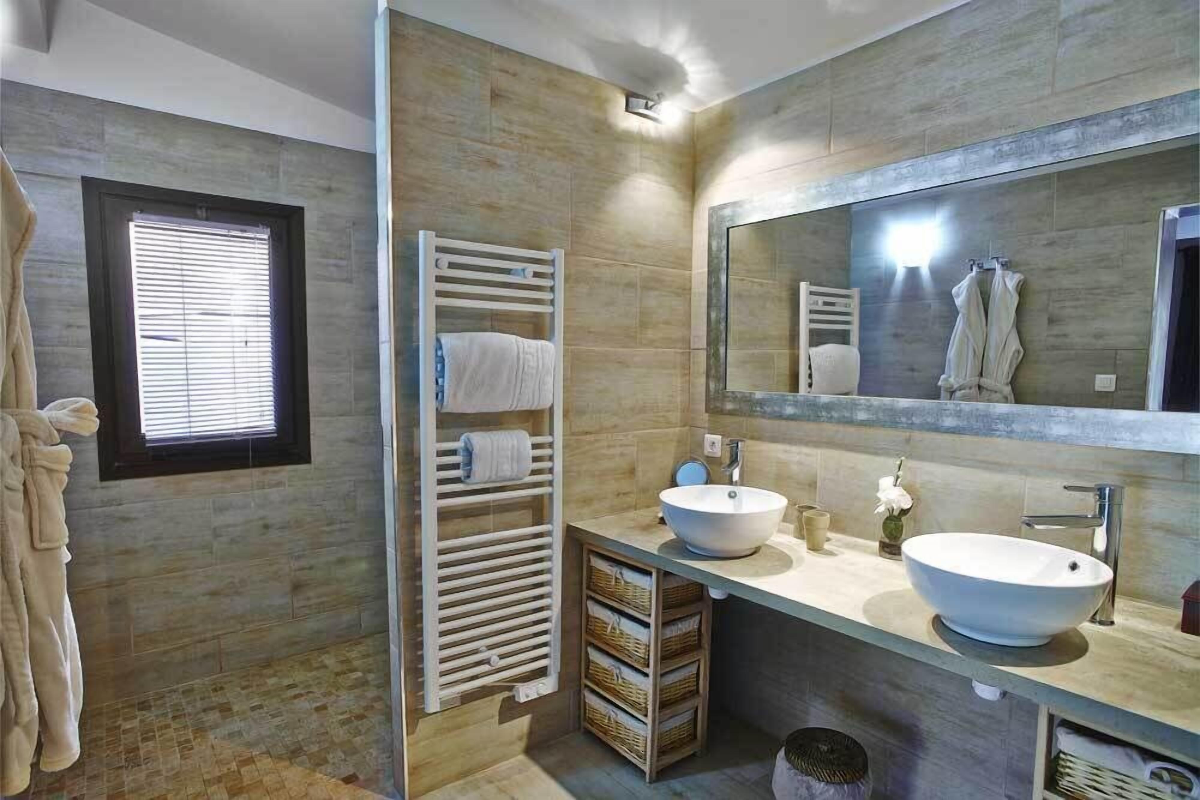 chambre prestige | bathroom | shower, free toiletries, hair dryer, bathrobes