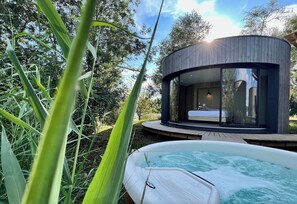 Lumipod 5 | Minibar, in-room safe, individually decorated, individually furnished