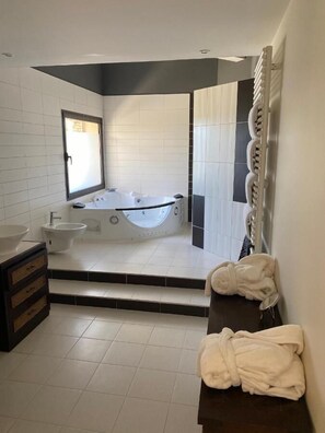 Ducha, artículos de tocador gratuitos, secador de pelo, batas