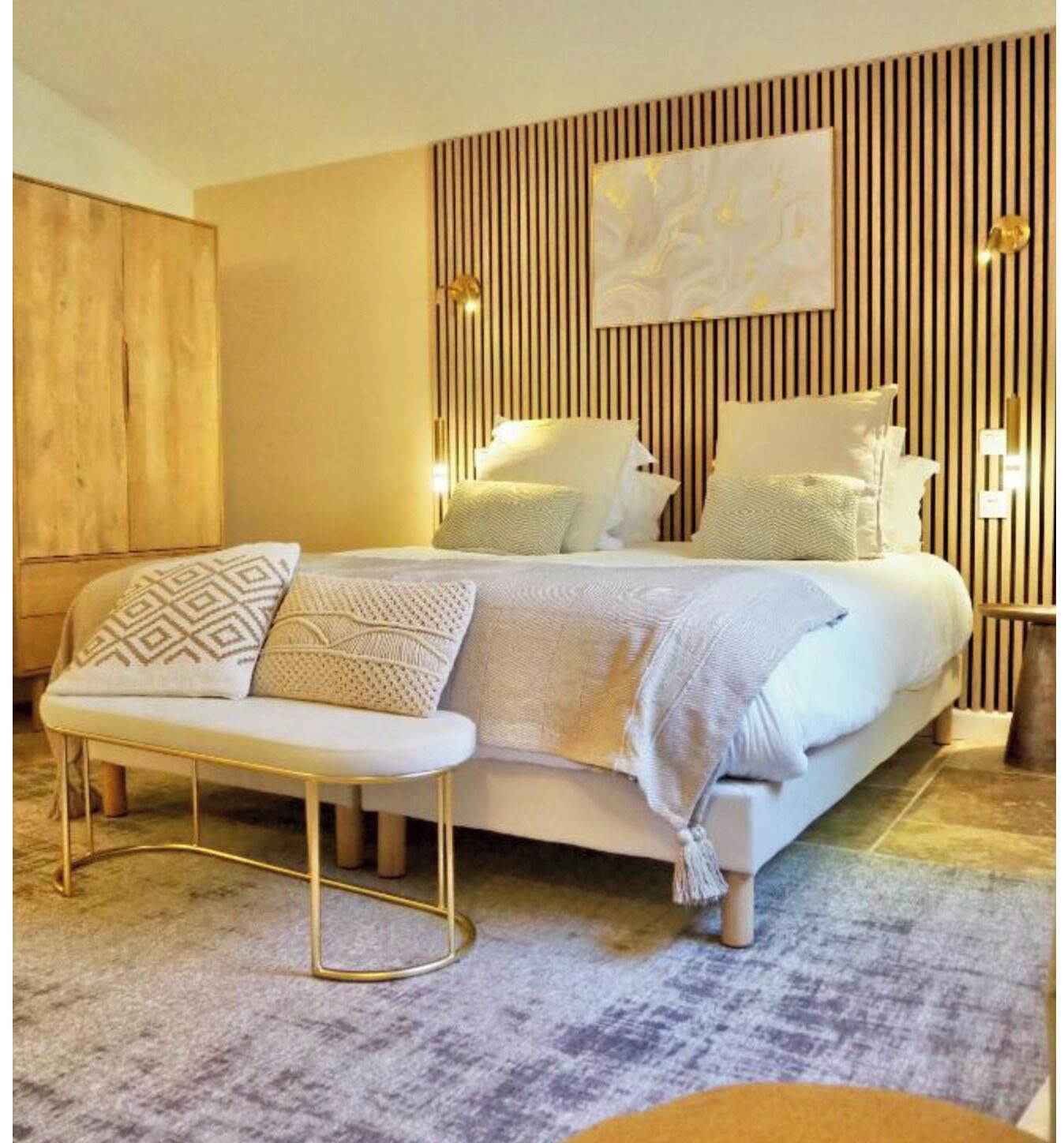Deluxe Suite | Minibar, in-room safe, individually decorated, individually furnished