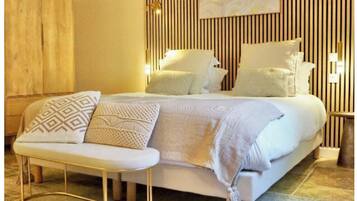 Deluxe Suite | Minibar, in-room safe, individually decorated, individually furnished