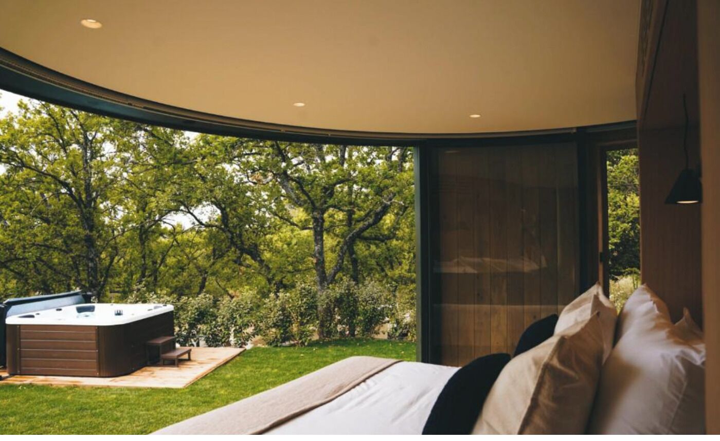 Minibar, caja de seguridad en la habitación y decoración personalizada 