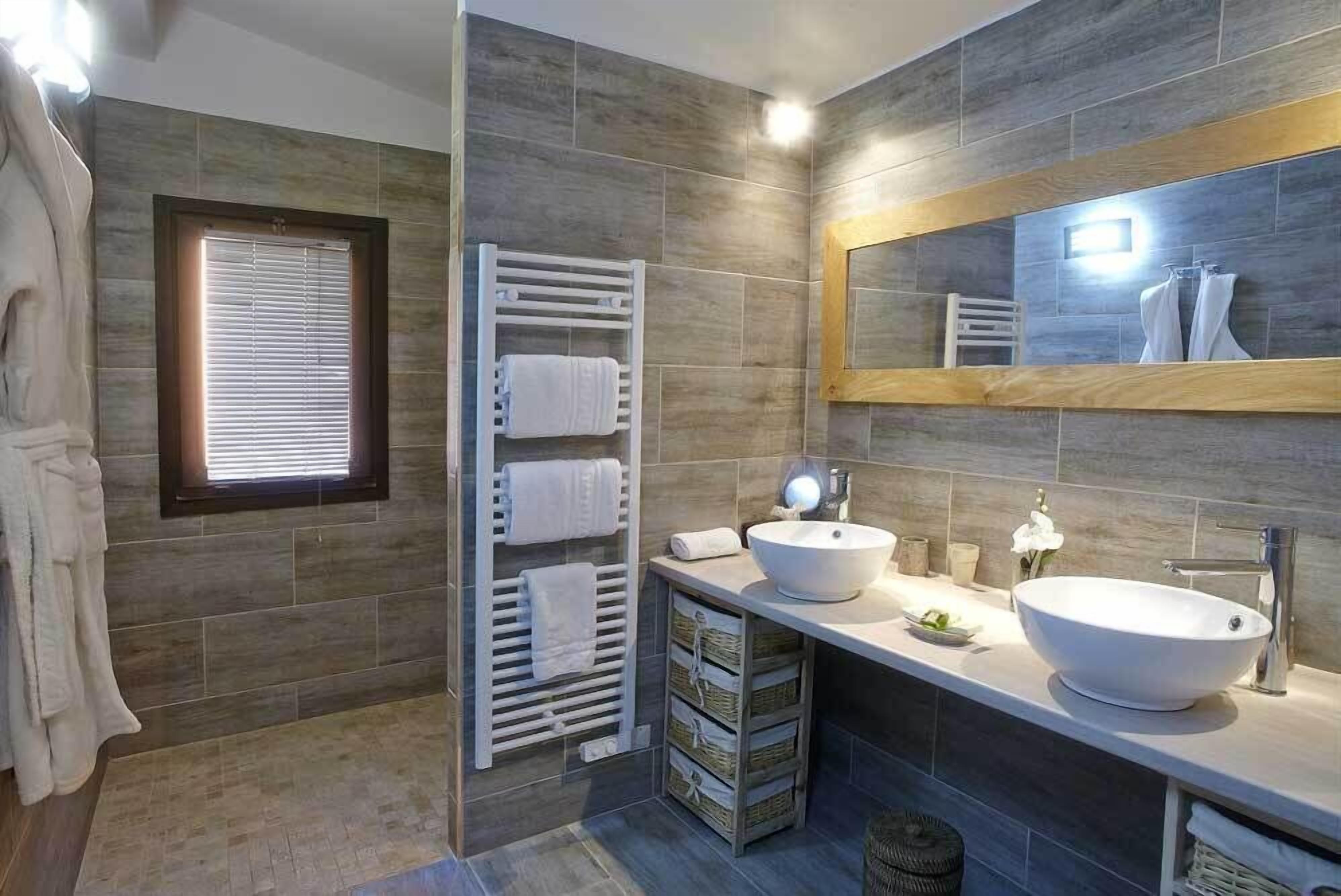 junior suite prestige | bathroom | shower, free toiletries, hair dryer, bathrobes