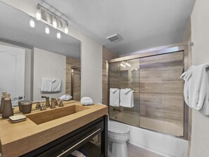 Combined shower/tub, hair dryer, towels, shampoo - Free SkyCard Act - Remodeled, Outdoor Hot Tubs - Swans Nest Villa 1601 (Breckenridge)