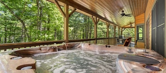 Newly Built 2019 ~ LUXURY cabin ~ 23 Acre Estate ~ Hot Tub ~ 8 miles to Downtown
