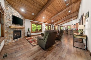 Smart TV, fireplace, DVD player, books