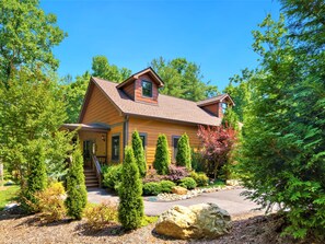 Exterior - Newly Built 2019 ~ LUXURY cabin ~ 23 Acre Estate ~ Hot Tub ~ 8 miles to Downtown (Asheville)