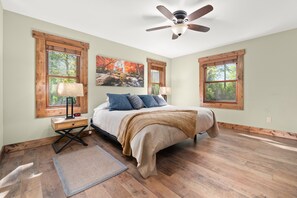 2 habitaciones, escritorio y tabla de planchar con plancha 