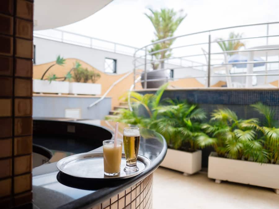 Bar en bord de piscine