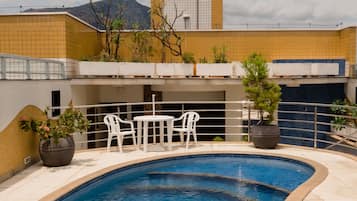 Außenpool, geöffnet von 09:00 Uhr bis 23:00 Uhr, Sonnenschirme