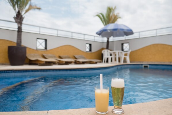 Utomhuspool, öppet 09.00 till 23.00, parasoller och solstolar