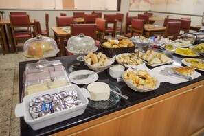 Free daily buffet breakfast  - Ibituruna Center Hotel (Governador Valadares)