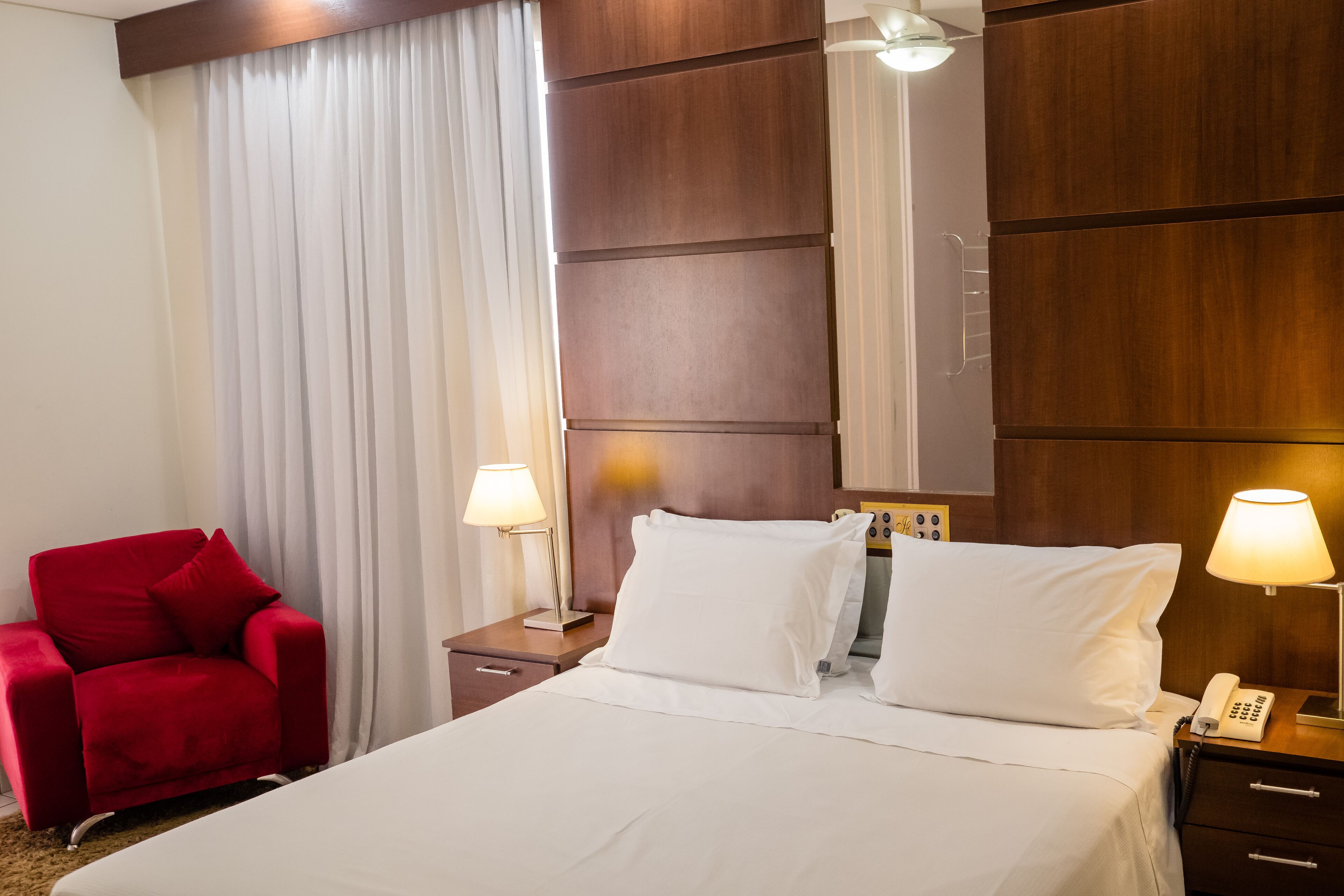 Quarto superluxo | Roupas de cama antialérgicas, frigobar, escrivaninha, cortinas blackout