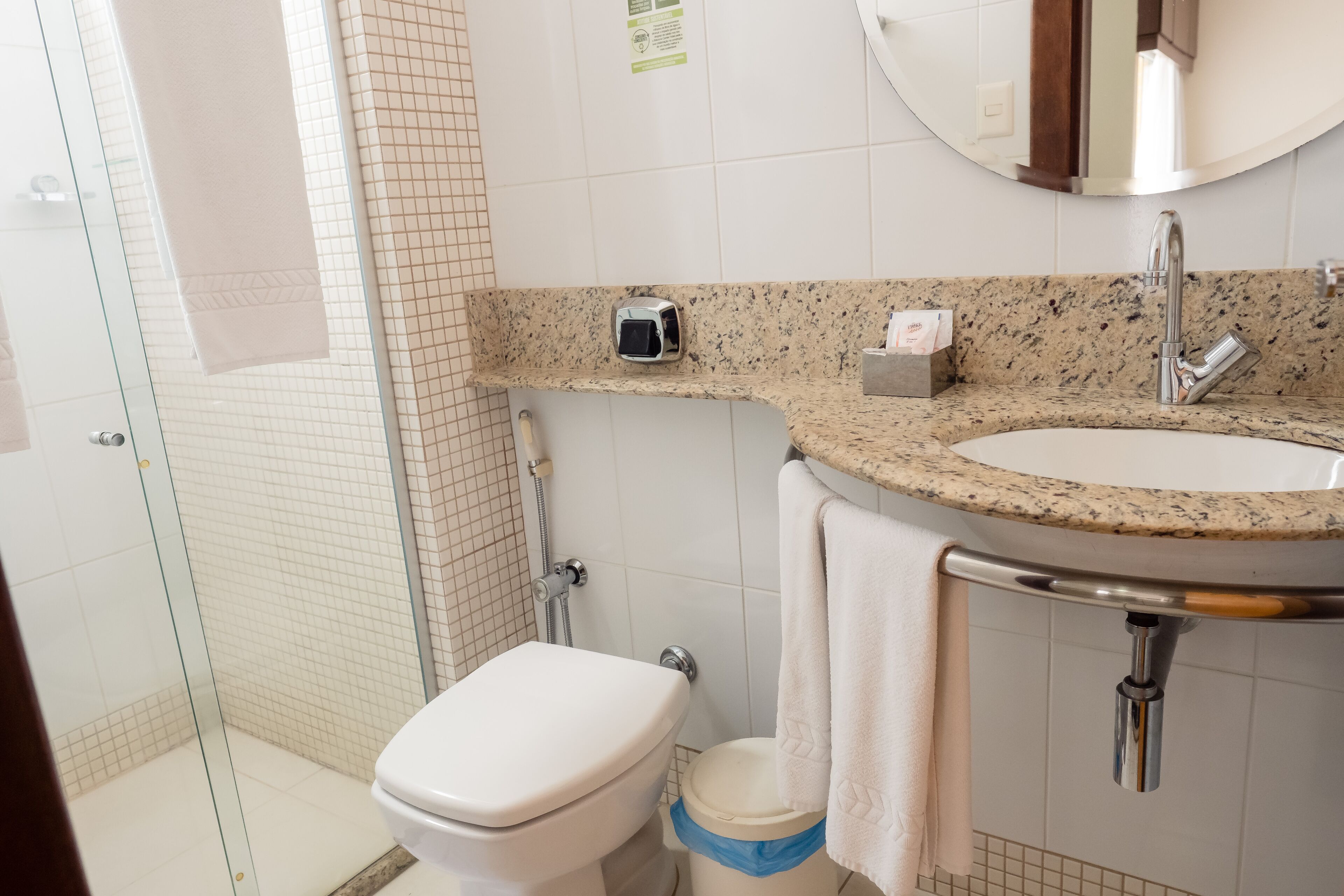 Une salle de bain avec des toilettes, un lavabo et une douche.