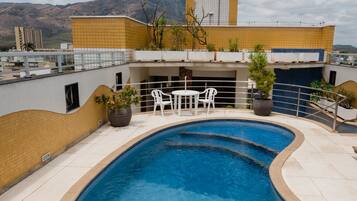 Piscina externa, funciona das 9h às 23h, guarda-sóis, espreguiçadeiras