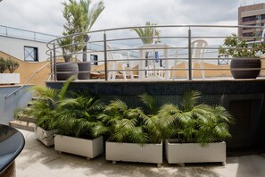 Utomhuspool, öppet 09.00 till 23.00, parasoller och solstolar