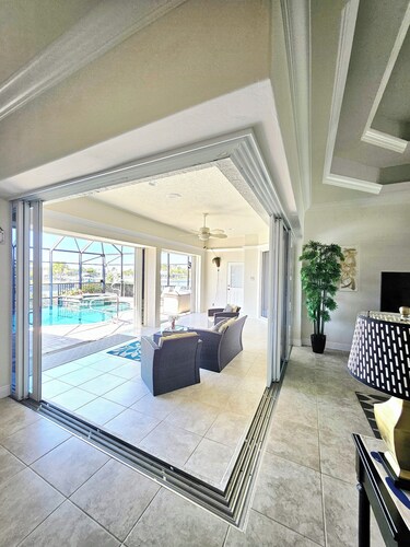 Fun House maison 5 chambres au bord de l'eau - piscine et quai