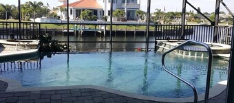 Fun House maison 5 chambres au bord de l'eau - piscine et quai