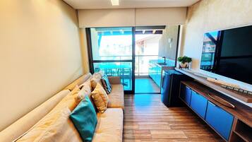 Apartamento Confort | Zona de estar | Una televisión de pantalla plana