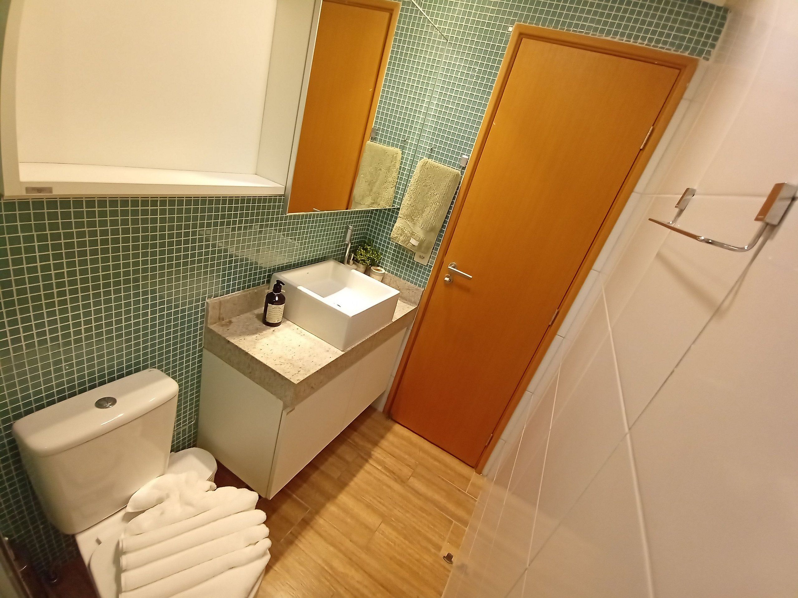 Un baño con inodoro, lavabo y espejo.