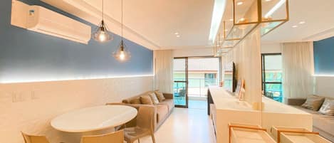 Een moderne hotelkamer met een zithoek, een zette en uitzicht op het omliggende gebied.
