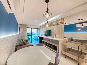 Family Apartment, Pool View | Ruang tamu | TV skrin rata 